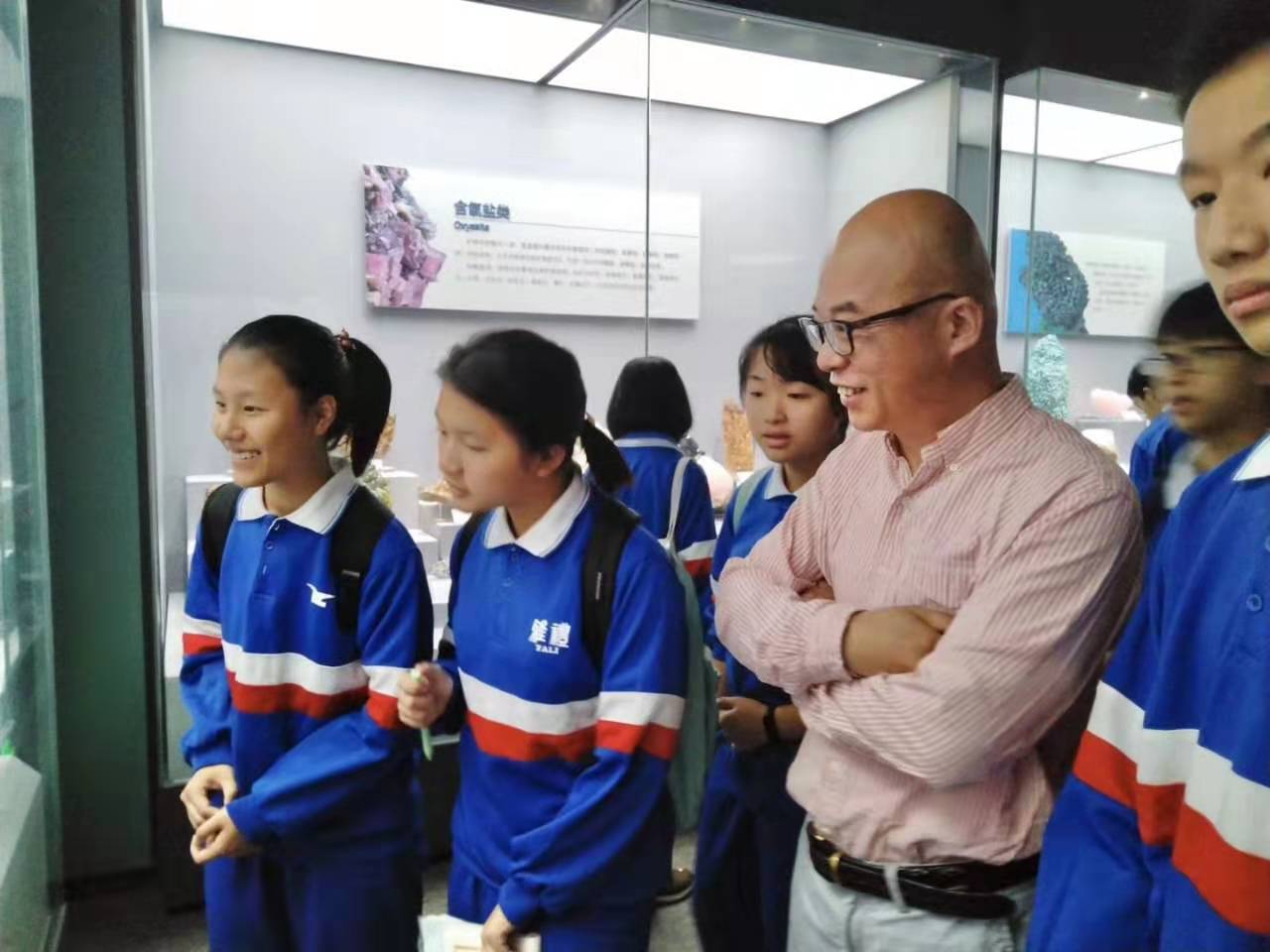 雅禮中學(xué)的高一學(xué)生由地理老師帶隊到湖南省地質(zhì)博物館上研學(xué)課程